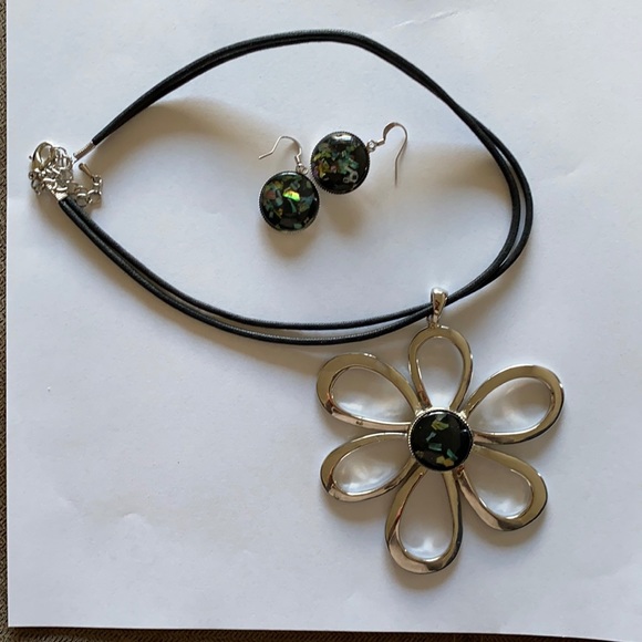 Flower Necklace and earrings set - Picture 1 of 4
